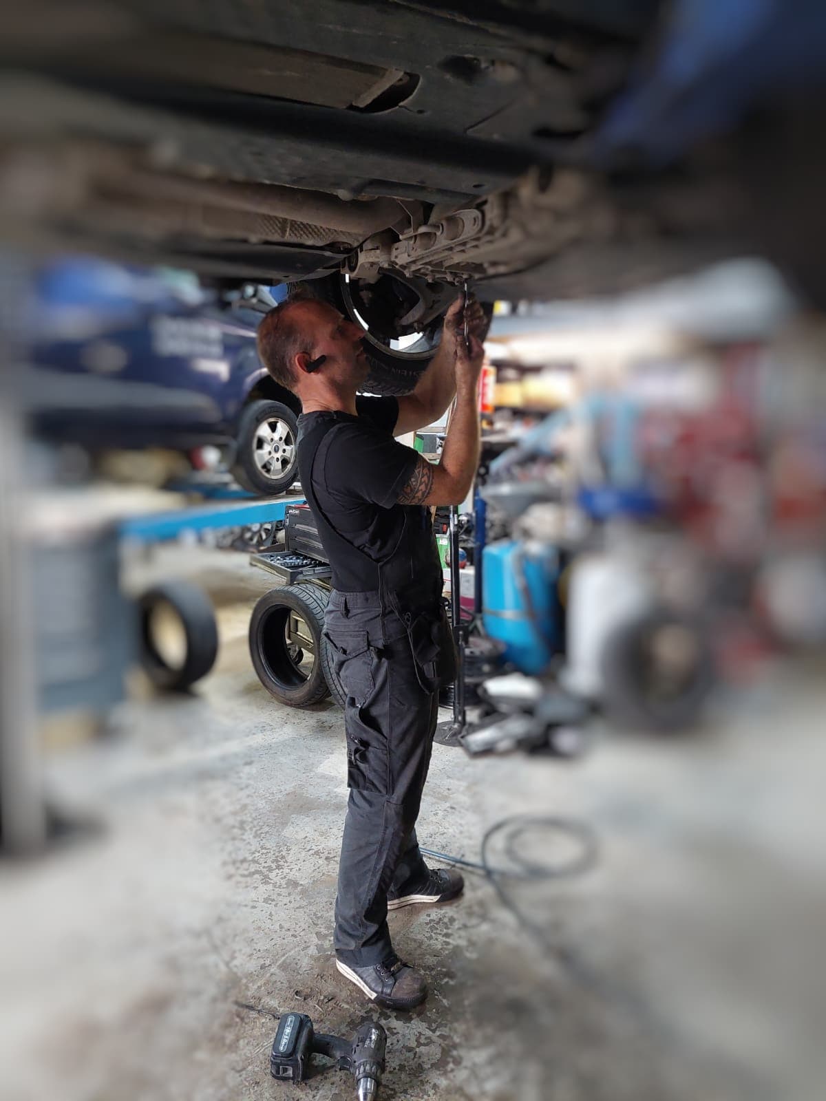 Monteur van AutoService Zevenbergen aan het werk in de werkplaats